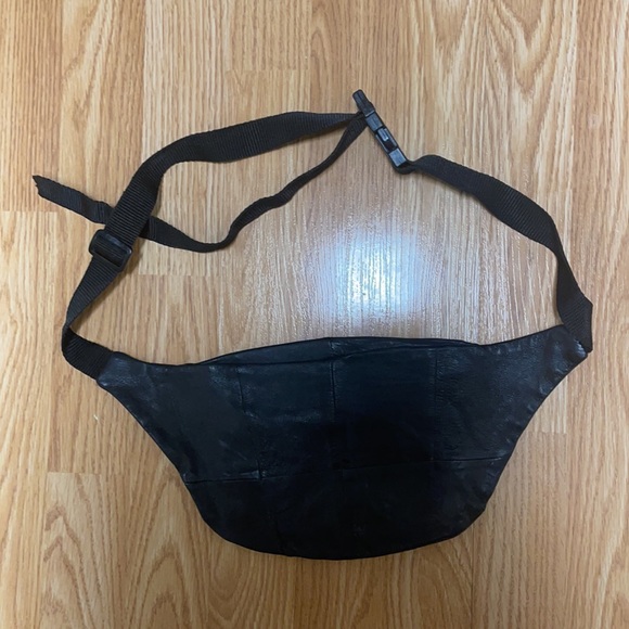 Black 7 X 11 Leather Fanny Pak -Zip Closure- with 2 side zipper pockets - Picture 3 of 7
